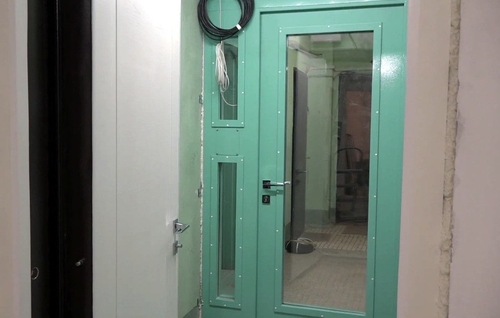 Дверь в тамбуре Дверь в тамбуре