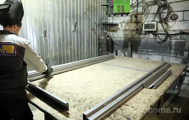 Детали на сварочном столе Детали на сварочном столе