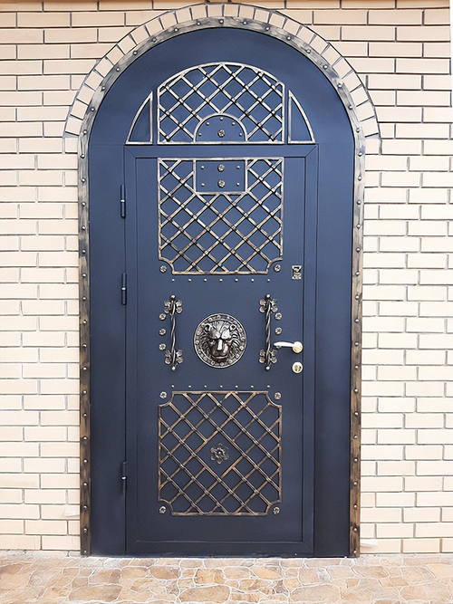 Арочная дверь с коваными деталями Арочная дверь с коваными деталями