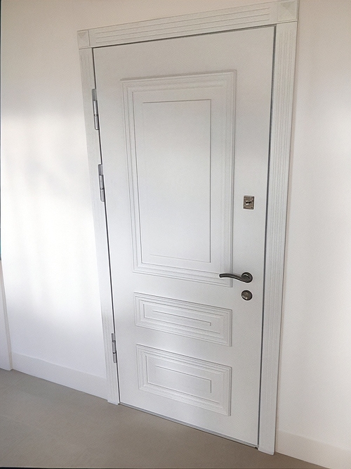 Белая дверь с багетом Белая дверь с багетом