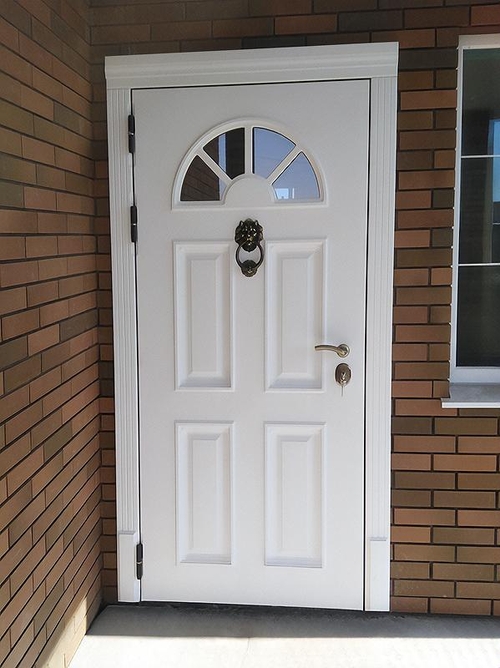 Белая дверь с кнокером Белая дверь с кнокером