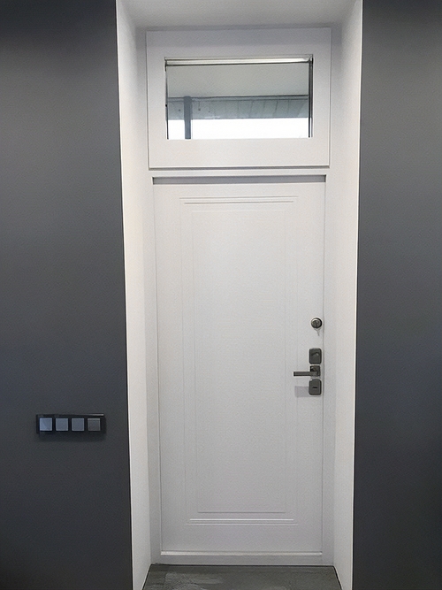 Белая дверь с остеклением сверху Белая дверь с остеклением сверху