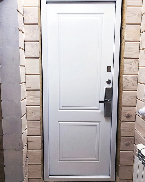 Белая дверь с умным замком Белая дверь с умным замком