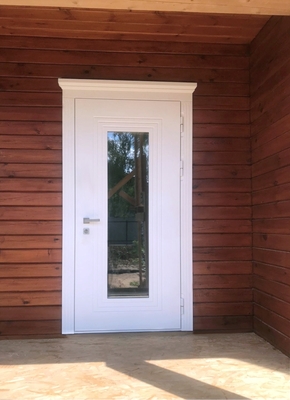 Белая дверь со стеклопакетом и карнизом