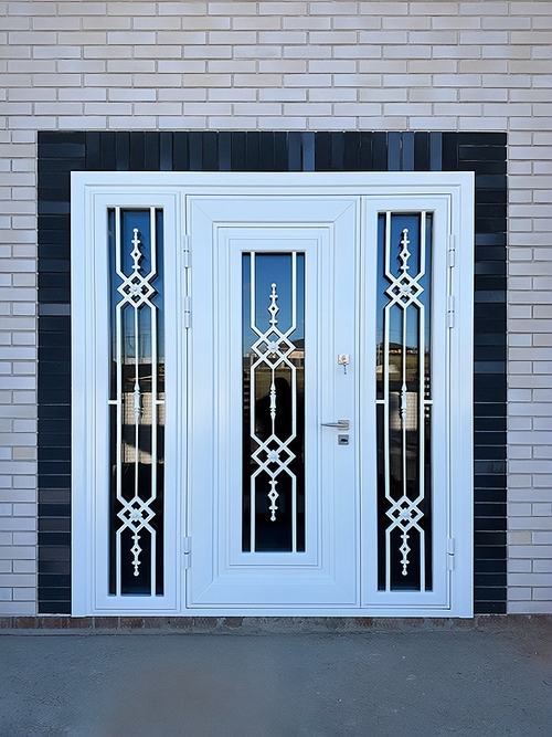 Белая парадная дверь Белая парадная дверь