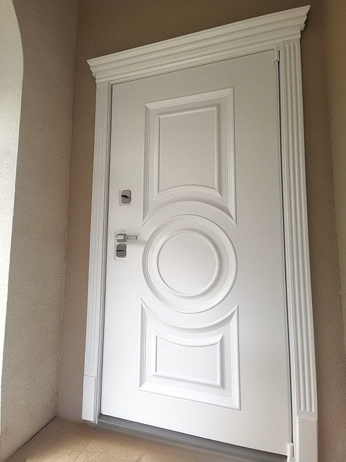 Белая термодверь с карнизом и багетом Белая термодверь с карнизом и багетом