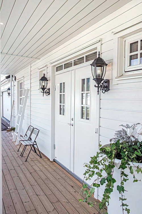 Белая двустворчатая дверь Белая двустворчатая дверь