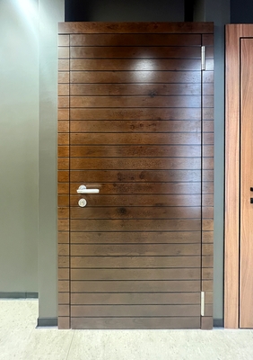 Входная дверь с отделкой МДФ с горизонтальными линиями