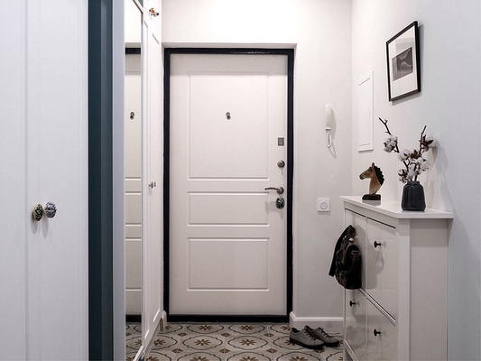 Белая дверь / белые стены в прихожей