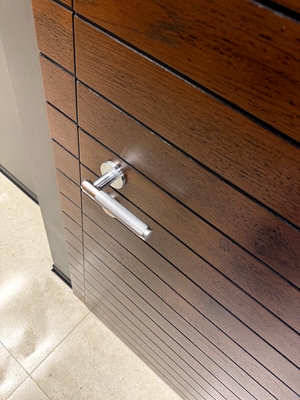 Горизонтальная фрезеровка на двери и фурнитура