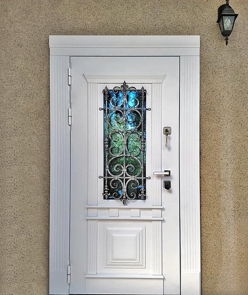 Дверь белого цвета Дверь белого цвета