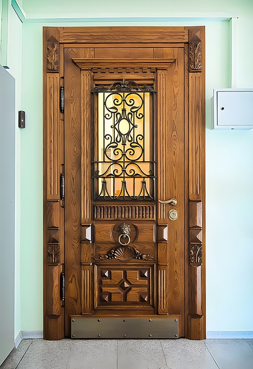 Дверь с кнокером и отбойником Дверь с кнокером и отбойником