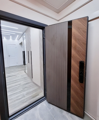 Дверь с комбинированным дизайном панелей МДФ Дверь с комбинированным дизайном панелей МДФ