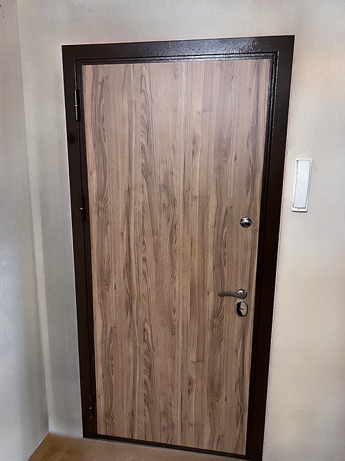Дверь с ламинатом снаружи Дверь с ламинатом снаружи