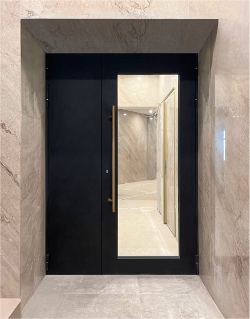 Техническая дверь с максимальным остеклением в ЖК возле станции м. Арбатская Техническая дверь с максимальным остеклением в ЖК возле станции м. Арбатская