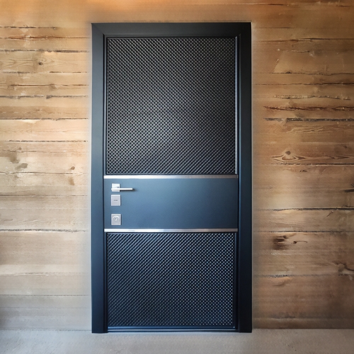 Квартирная дверь с фрезеровкой на МДФ Квартирная дверь с фрезеровкой на МДФ