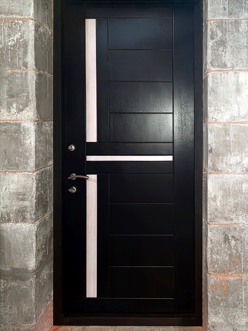 Дверь с МДФ плитой цвета венге Дверь с МДФ плитой цвета венге