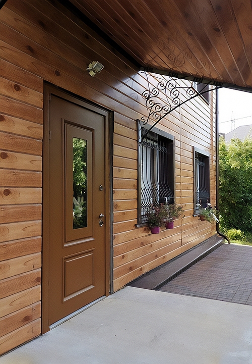 Дверь с металлобагетом и окном Дверь с металлобагетом и окном