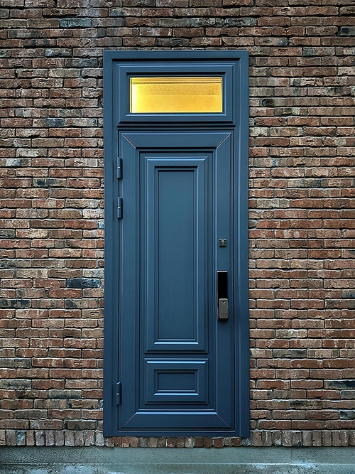 Дверь с остекленной фрамугой Дверь с остекленной фрамугой