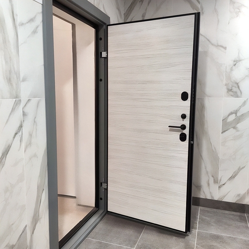 Дверь с панелью «под камень» Дверь с панелью «под камень»