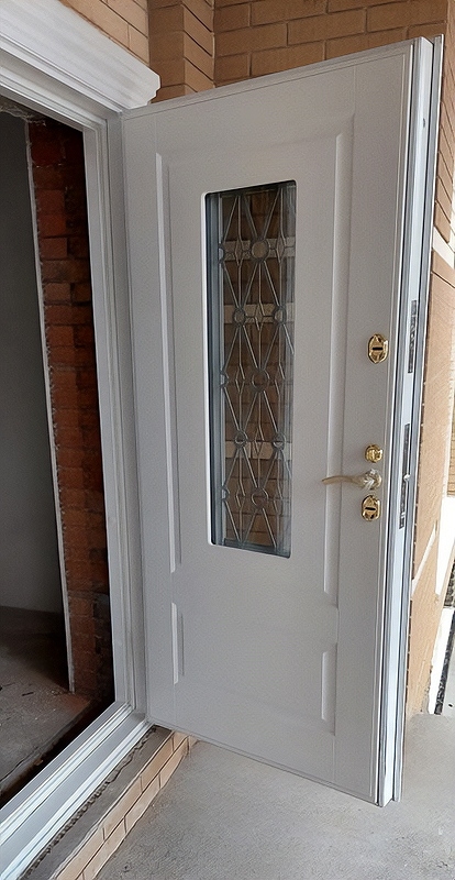 Дверь со стеклом и решеткой Дверь со стеклом и решеткой