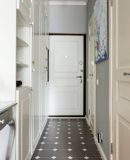 Дверь в узкой прихожей Дверь в узкой прихожей