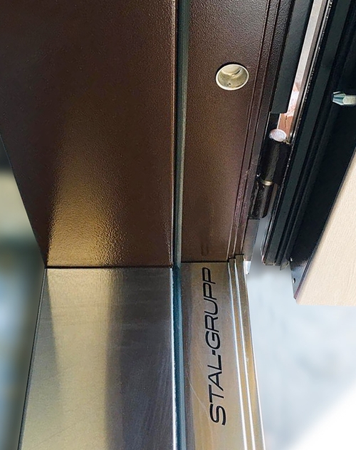 Дверной порог с гравировкой Дверной порог с гравировкой