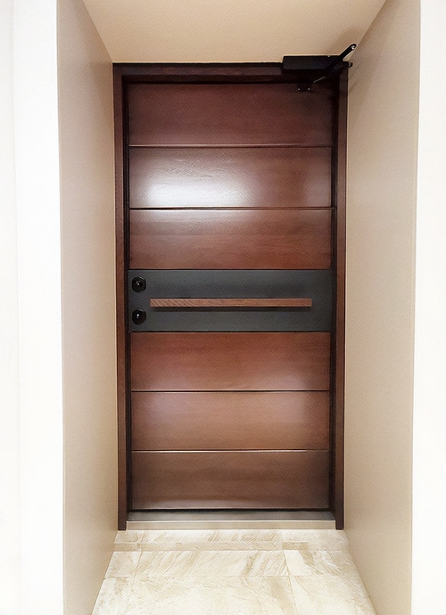 Двухцветная входная дверь Двухцветная входная дверь