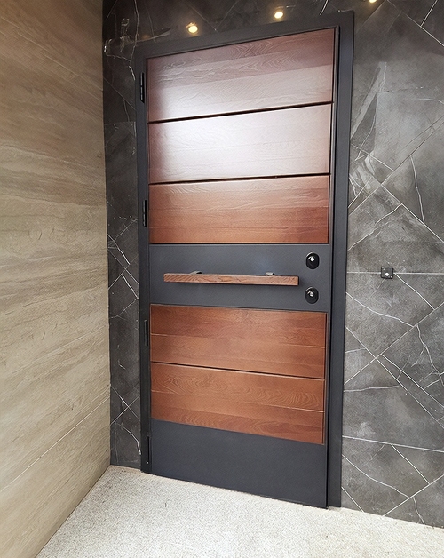 Двухцветная входная дверь Двухцветная входная дверь