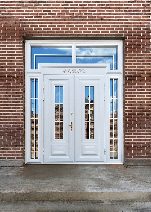 Двустворчатая белая дверь Двустворчатая белая дверь