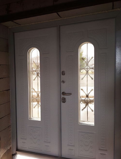 Двустворчатая белая дверь с ковкой Двустворчатая белая дверь с ковкой