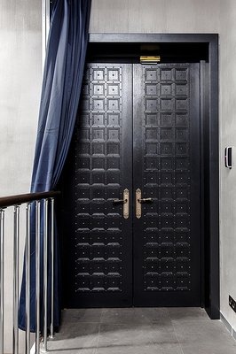 Двустворчатая дверь черного цвета