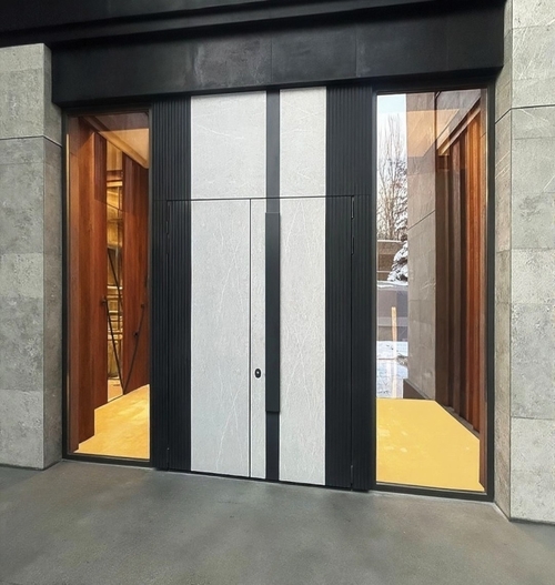 Двустворчатая дверь с бугельными ручками Двустворчатая дверь с бугельными ручками