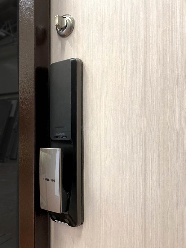 Электронный замок, фото сзади Электронный замок, фото сзади