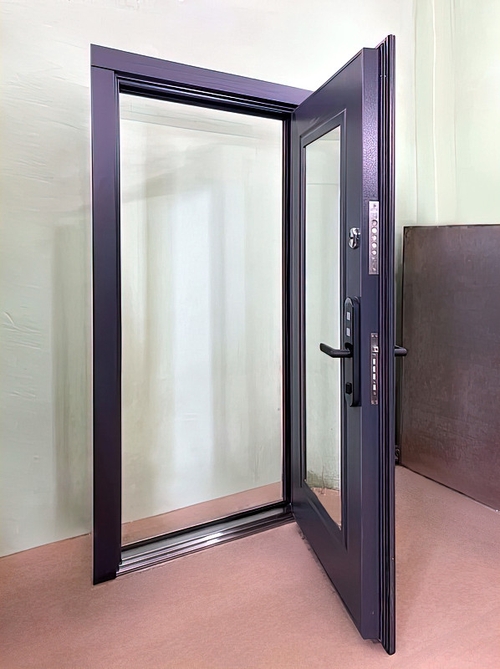 Изготовленная дверь Изготовленная дверь