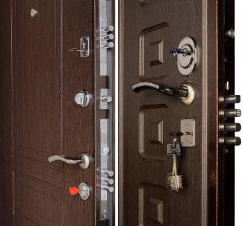 Замки на металлических дверях Замки на металлических дверях