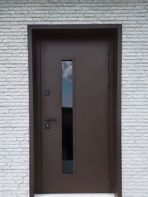 Коричневая дверь с узким стеклом