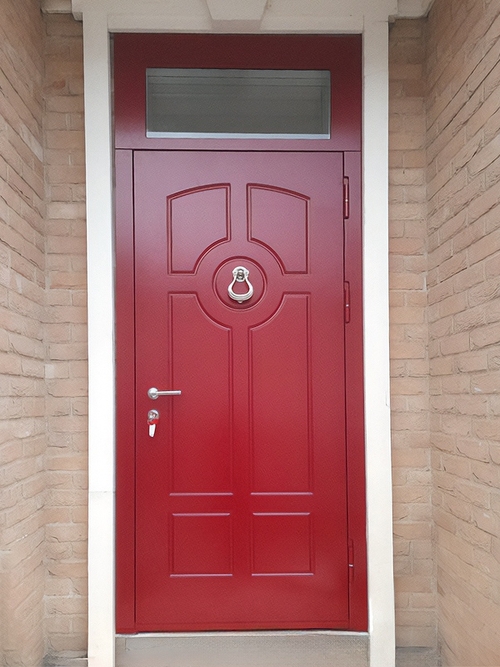 Красная дверь с фрамугой Красная дверь с фрамугой