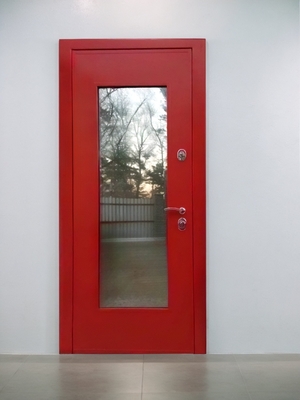 Красная дверь с остеклением Красная дверь с остеклением