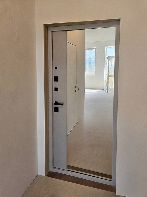 Квартирная дверь с зеркалом изнутри Квартирная дверь с зеркалом изнутри