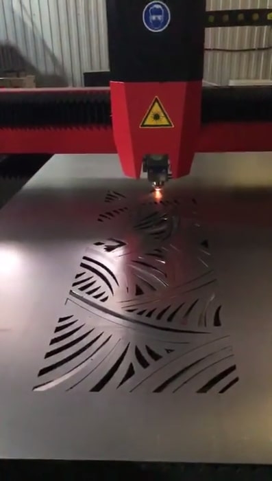 Резка на стальном листе Резка на стальном листе