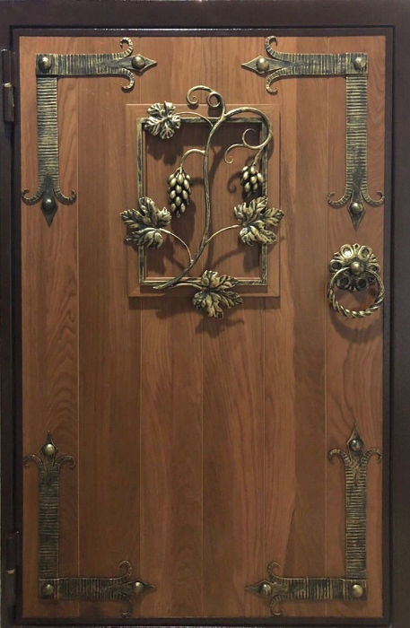 Нестандартная дверь с ковкой Нестандартная дверь с ковкой