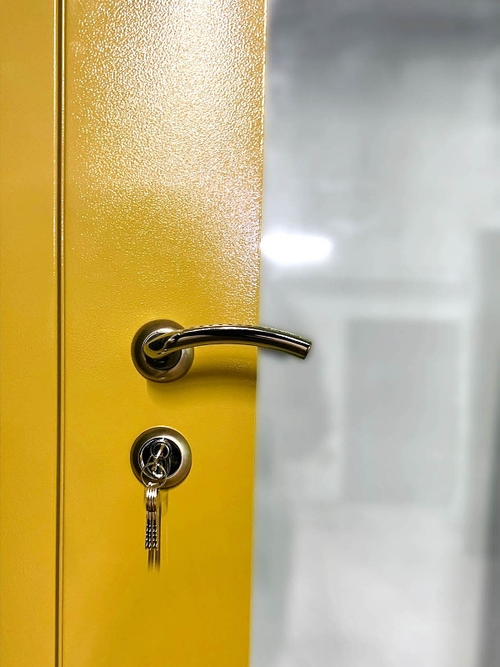 Нажимная ручка и замок Нажимная ручка и замок