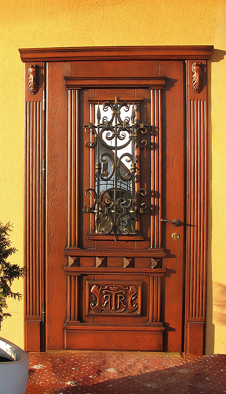 Непромерзающая дверь с резьбой Непромерзающая дверь с резьбой