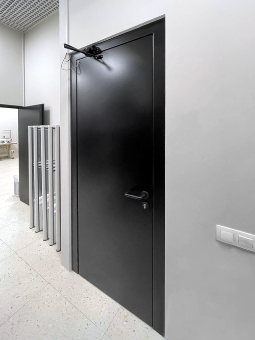 Огнестойкая дверь со скрытыми петлями, фото спереди Огнестойкая дверь со скрытыми петлями, фото спереди