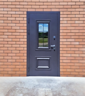 Остекленная дверь с металлобагетом