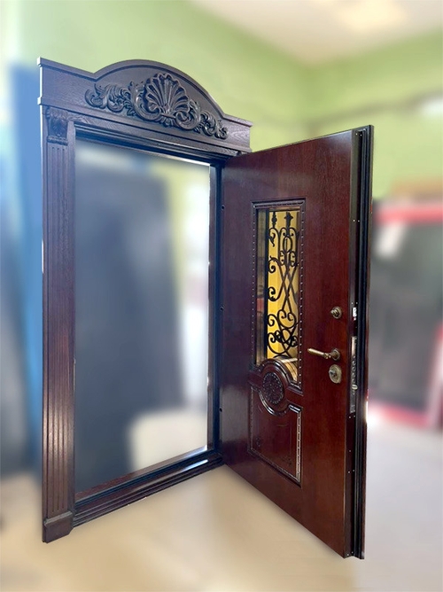 Парадная дверь с резным карнизом Парадная дверь с резным карнизом