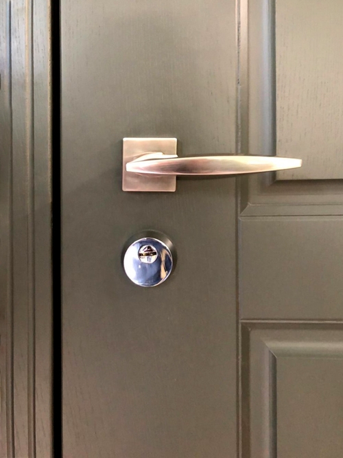 Ручка и цилиндровый замок Ручка и цилиндровый замок