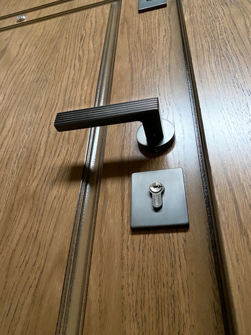 Ручка и цилиндровый замок Ручка и цилиндровый замок