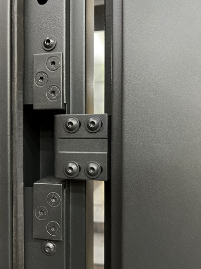 Наши работы: дверь со скрытыми петлями с кантом под отделку клиента и электрозамком